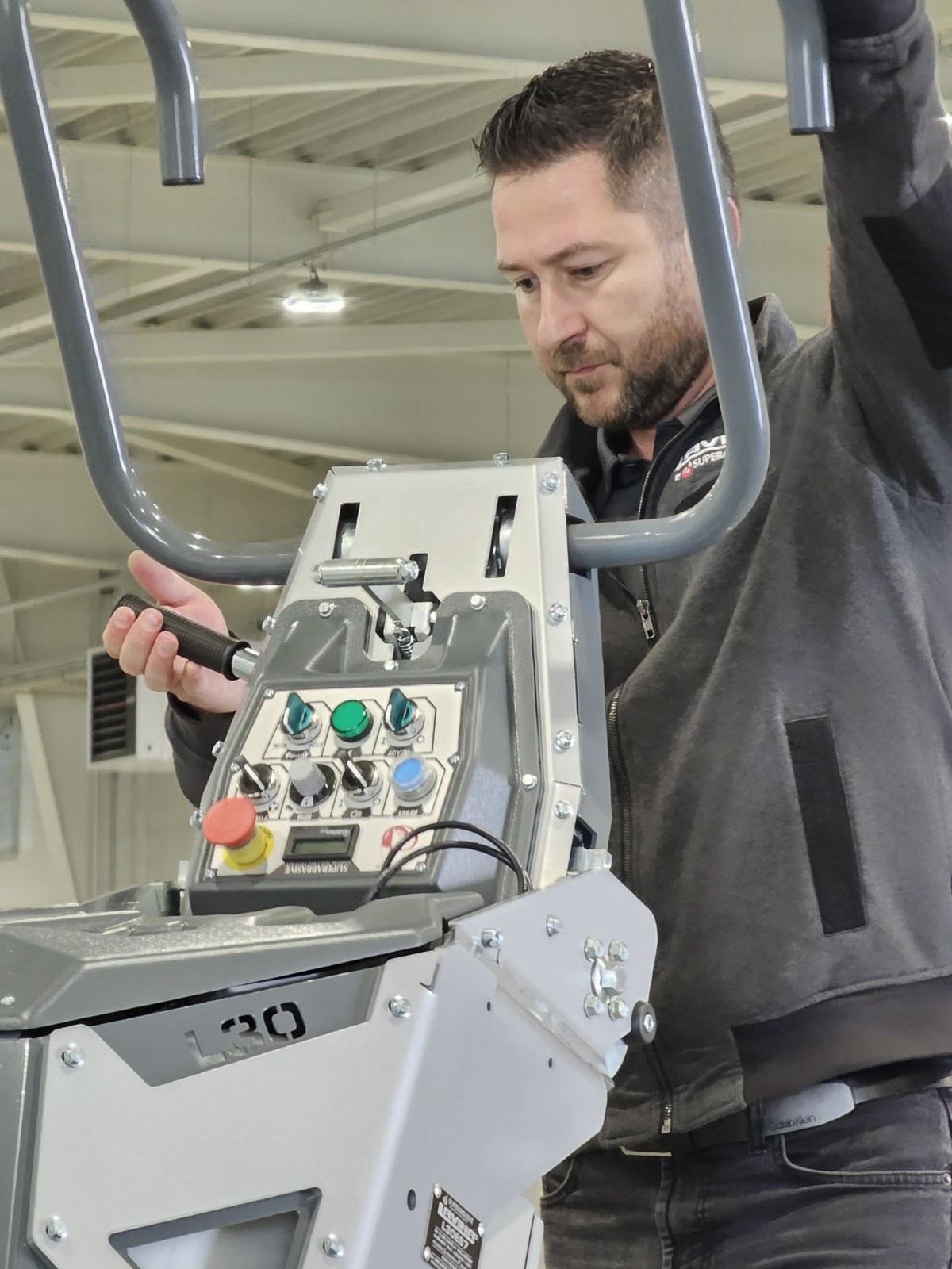 adjusting handlebar on Lavina S7 electric grinder